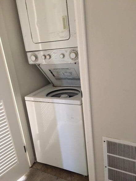 Building Photo - 13950 E Oxford Plz