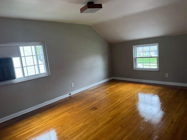 Building Photo - 3 Bedroom 1.5 bathroom Single Family Home, Upper Arlington Schools