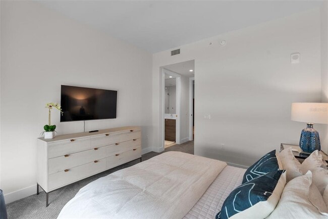 Building Photo - 301 1st St S