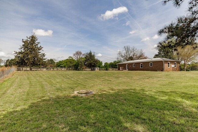 Building Photo - 386 Sandy Creek Rd