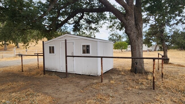 Building Photo - 18400 Pellisier Rd