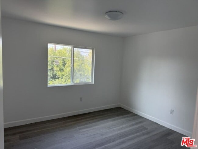 Building Photo - 1499 W 35th Pl