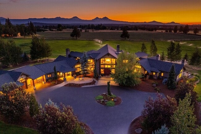 Building Photo - Stunning Tumalo Estate-6 Bed - 7.5 Bath ov...