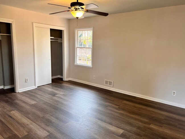 Building Photo - Great Natural light, Great yard