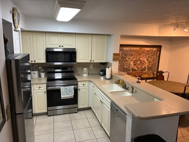 Building Photo - 1270 Wildwood Lakes Blvd