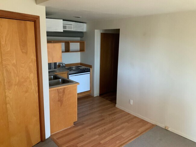 Building Photo - 3 Bedroom House in Hendrick's Park Area