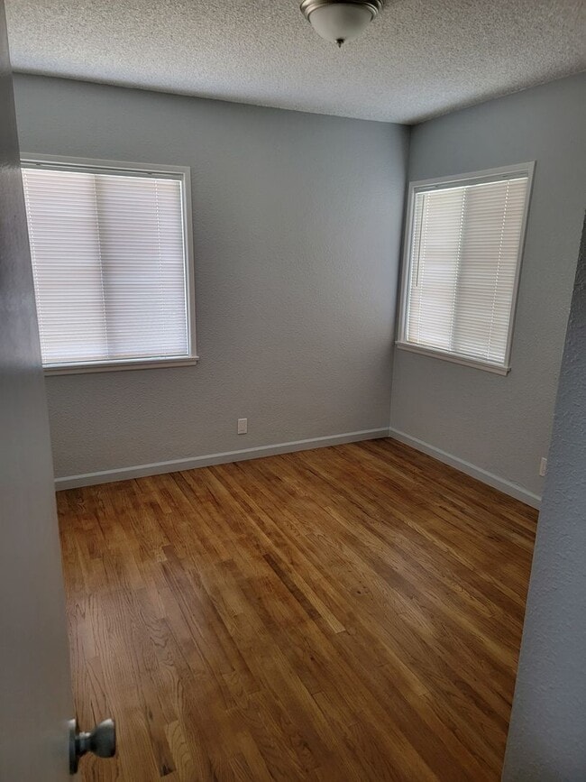 Building Photo - Large 3 bedroom 1 bath house for rent.