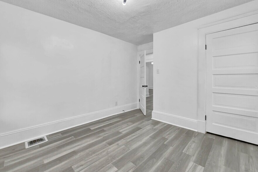 Building Photo - 1423 E 111th St