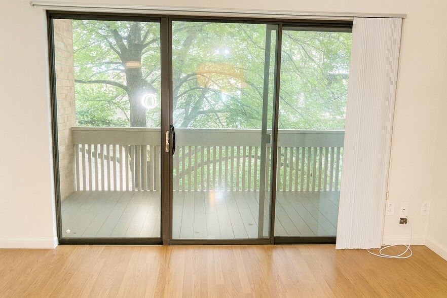 Building Photo - 950 E Rue de la Banque St