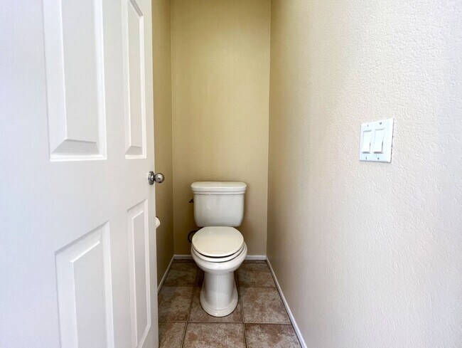 Building Photo - 4 bed, 3 bath located in Corona, CA!