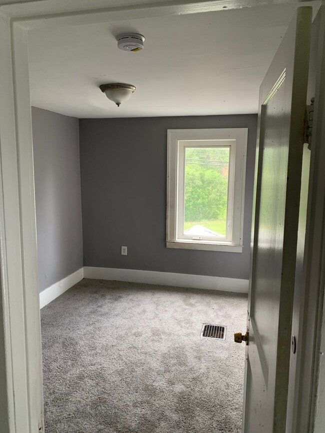 Building Photo - 3 Bedroom Home In Pontiac