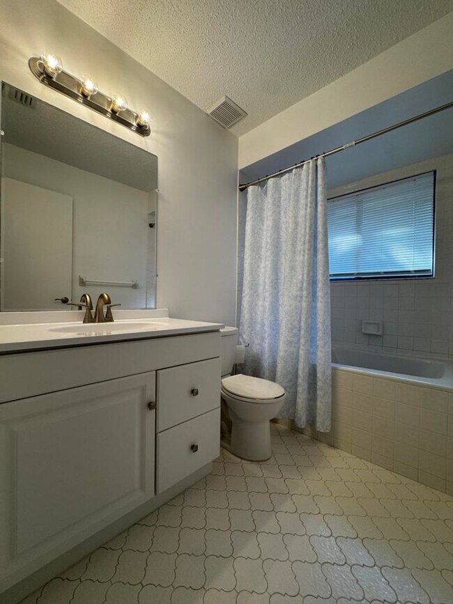 Building Photo - 3/2.5 in Oak Forest of Ormond Beach