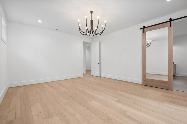 Building Photo - Custom 5 bedroom, 5 bathroom home with Woo...