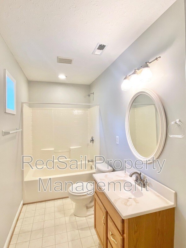 Building Photo - 102 Thunderbird Ln