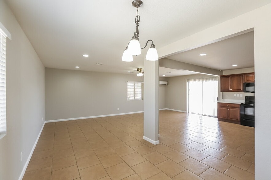 Building Photo - 6017 W Orange Dr