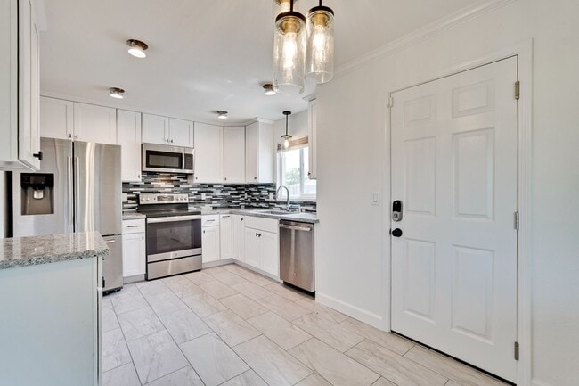Building Photo - Rare 2 Bed 1 Bath Home with Huge Private Backyard