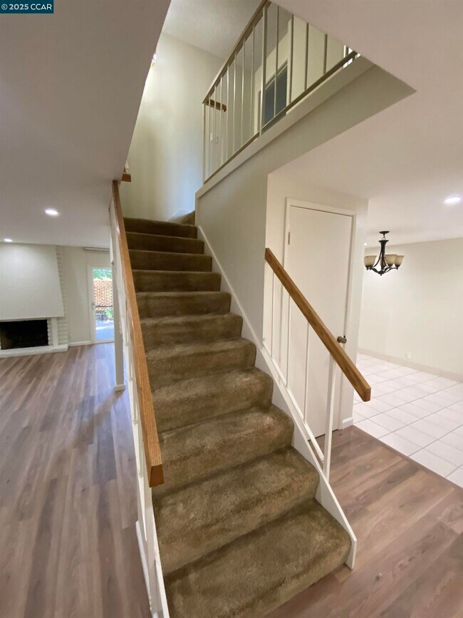 Building Photo - 1557 Siskiyou Dr