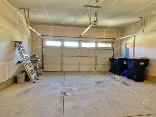 Building Photo - **UNFURNISHED**Beautiful Single-Level 3BR ...