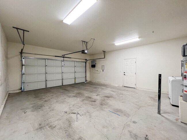 Building Photo - 29 Palms Home with Solar