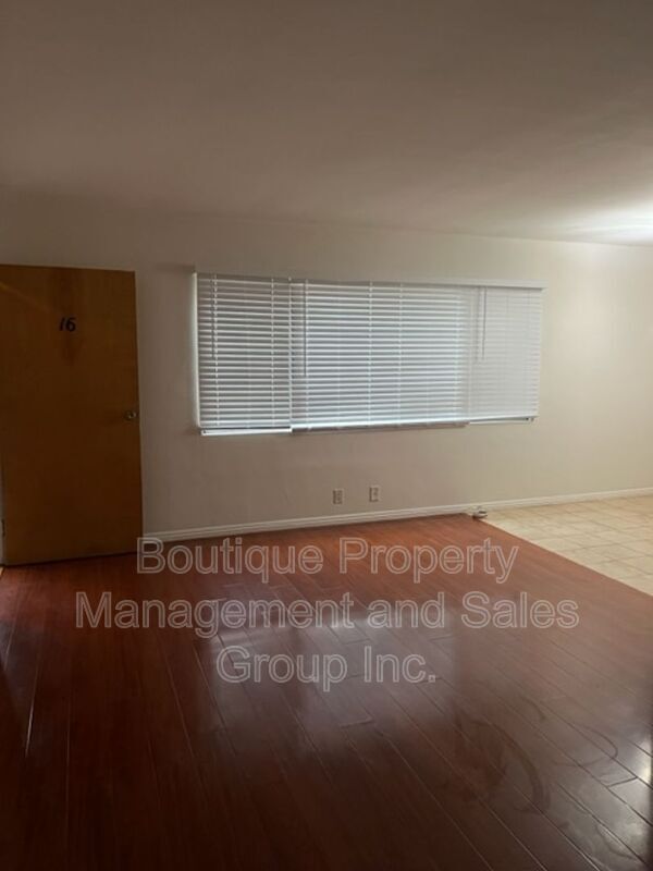 Building Photo - 930 E 1st St