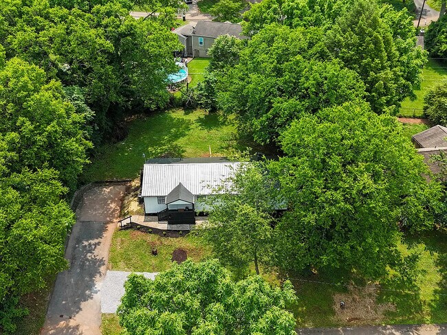 Building Photo - 502 Hayworth Dr