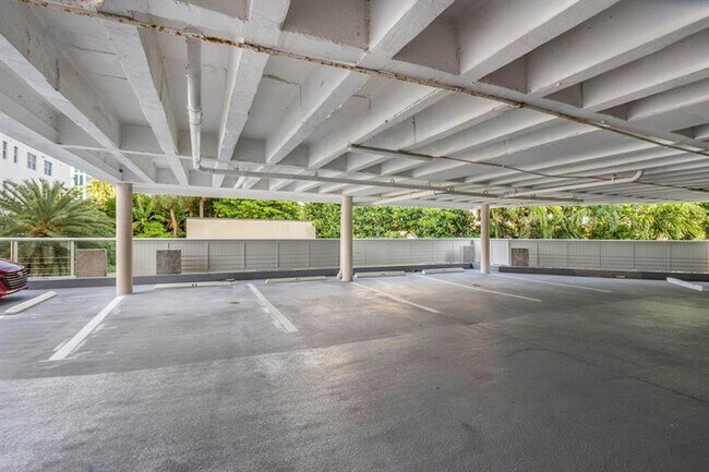 Building Photo - 3000 Holiday Dr