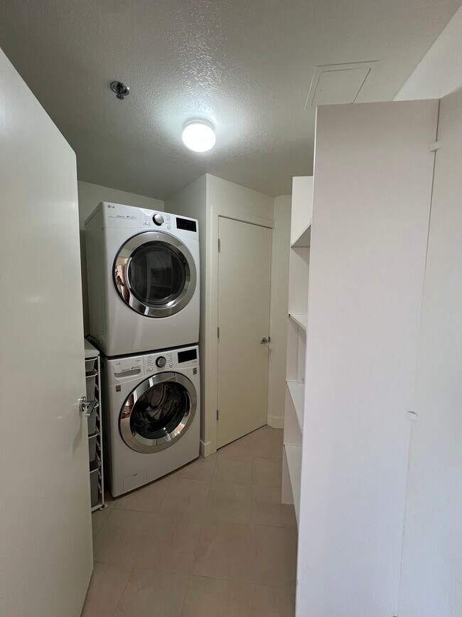 Building Photo - 700 W Harbor Dr