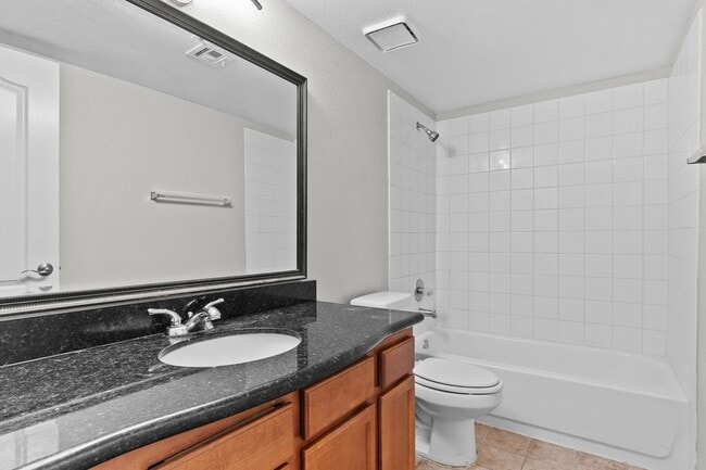 Building Photo - Stunning 3 bedrooms 2 full bathrooms first...
