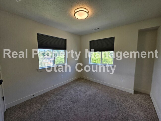 Building Photo - Provo Town home