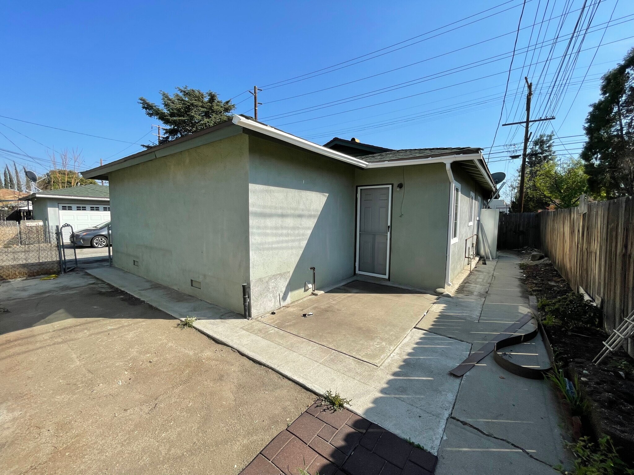 Building Photo - 833 W Walnut Ave