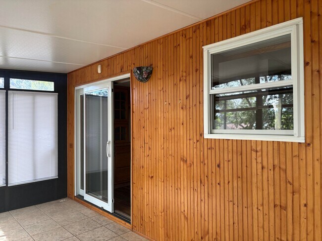Building Photo - 1208 Sycamore Dr