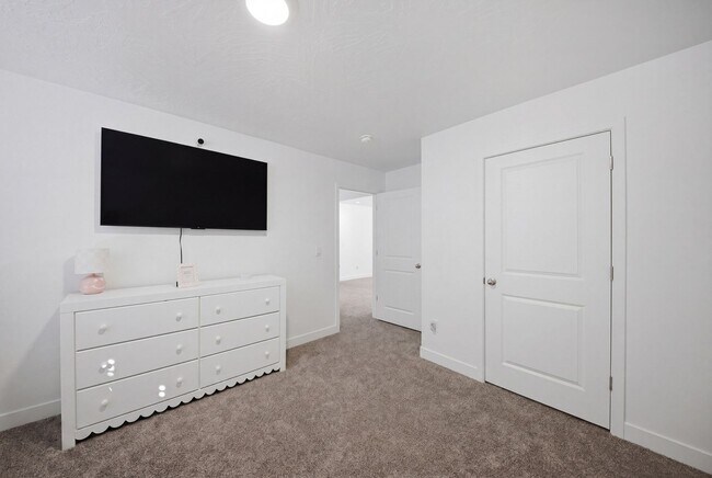 Building Photo - Extra Space, Extra Comfort! 5 Bedroom Home With Bonus Den in Long Valley!