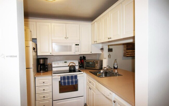 Building Photo - 9230 Lagoon Pl