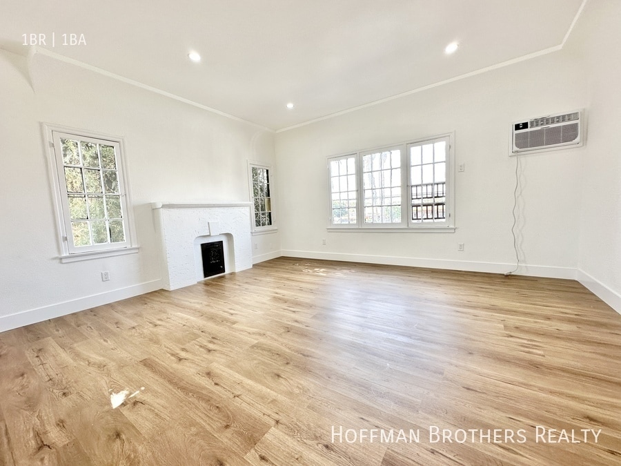 Building Photo - 2837 S Bronson Ave