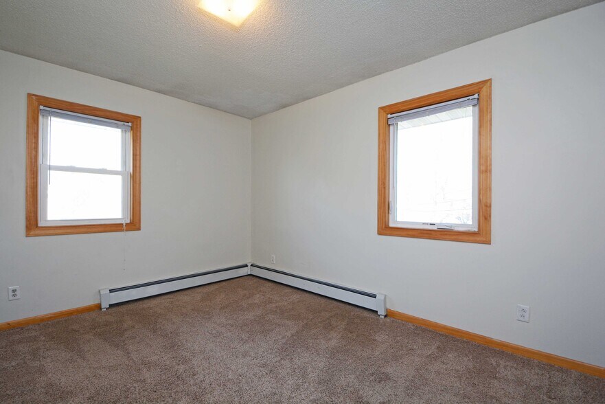 Building Photo - 2105 Hillview Road