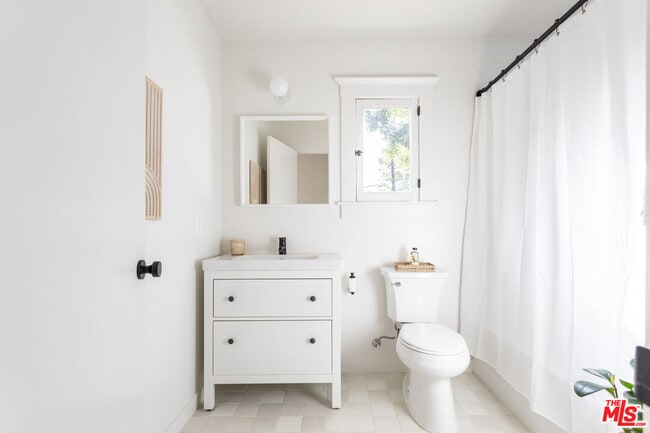 Building Photo - 372 N Ave 53