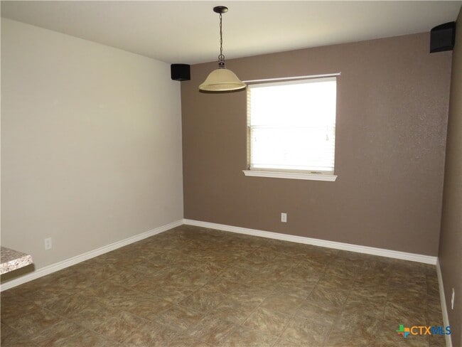 Building Photo - 2604 Hector Dr