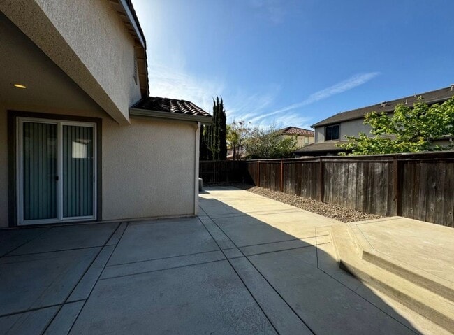 Building Photo - Beautiful 3 bed 2 bath located in Elk Grove!