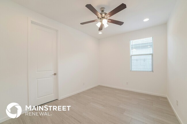 Building Photo - 10920 S 55th Ln