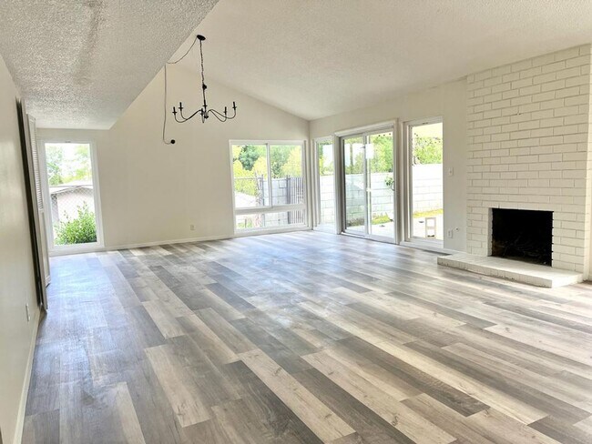 Building Photo - 24360 Crestlawn St