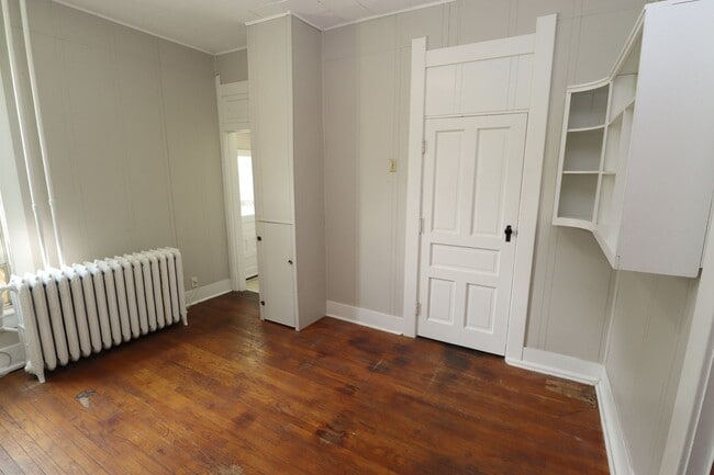 Building Photo - Charming Two Bedroom Unit in the Heart of ...