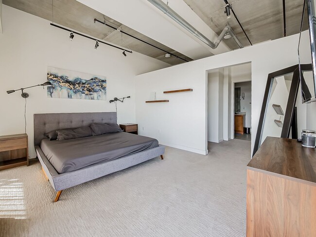 Building Photo - AVAILABLE NOW! Modern and Upscale 2-Bed Condo in Downtown Royal Oak