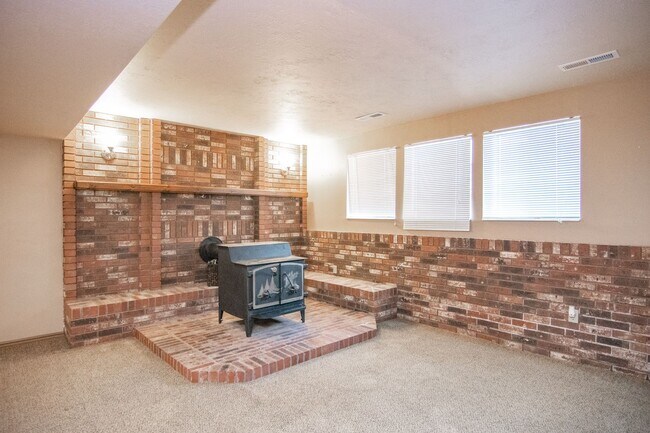 Building Photo - Really Nice 4 bedroom 3 Bath Home on Spacious Lot!