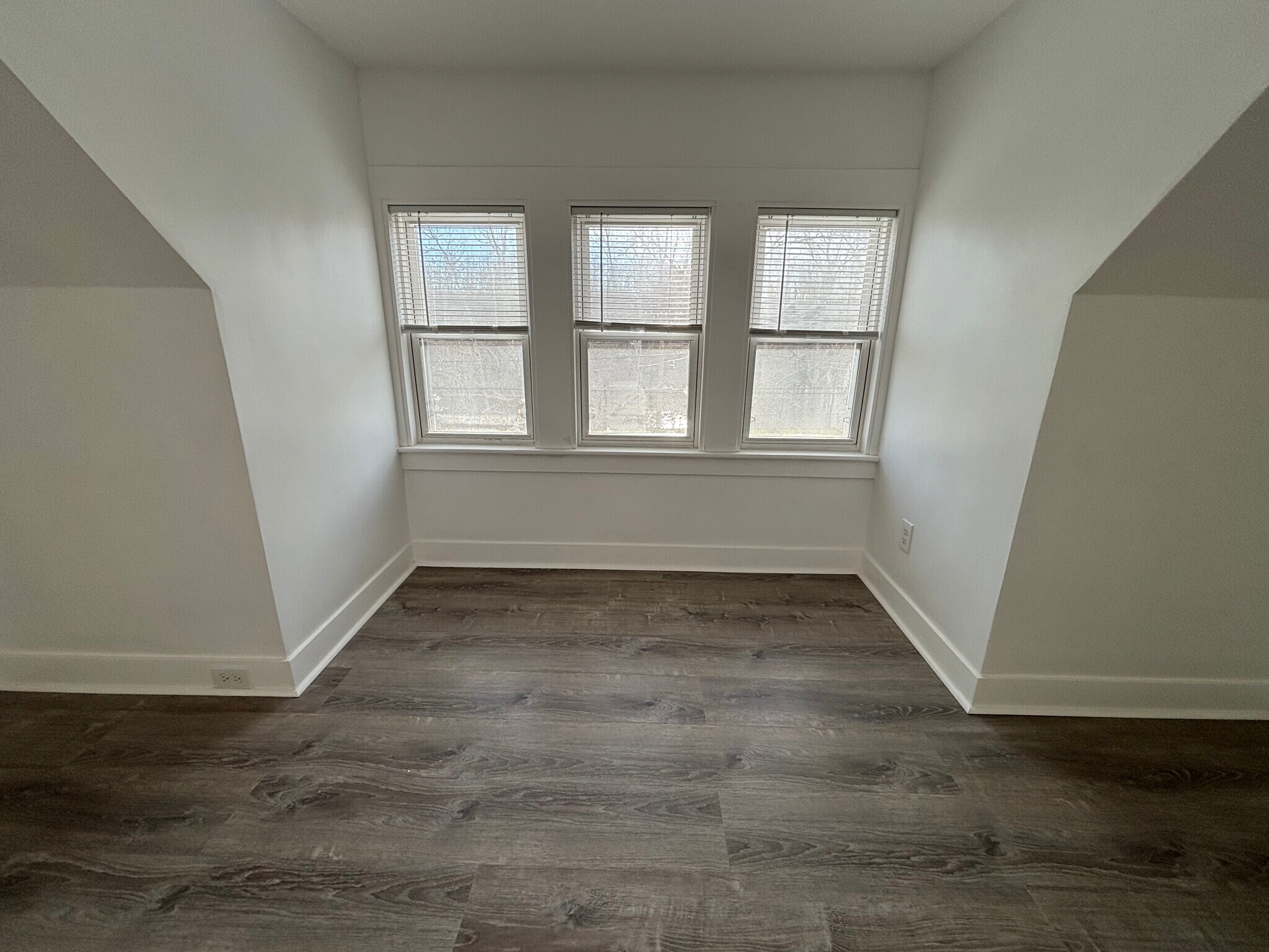 Building Photo - 1744 Farmington Ave