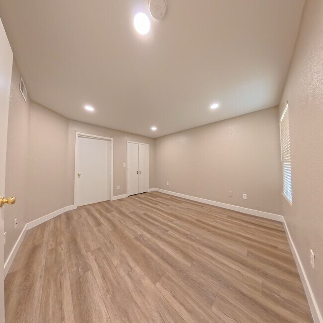 Building Photo - BEAUTIFULLY UPDATED 2 BED 2 BATH CONDO IN ...