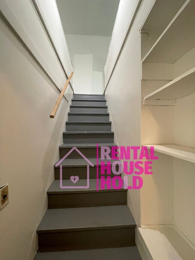 Building Photo - ~ 3 BEDROOM 1 BATH BUNGALOW FREE PRE-SCREEN