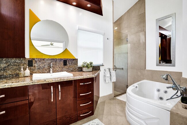 Building Photo - 1212 Hillsboro Mile