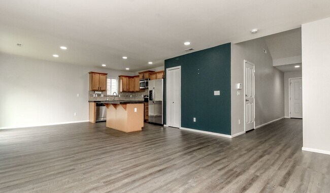 Building Photo - 3684 London Loop NE