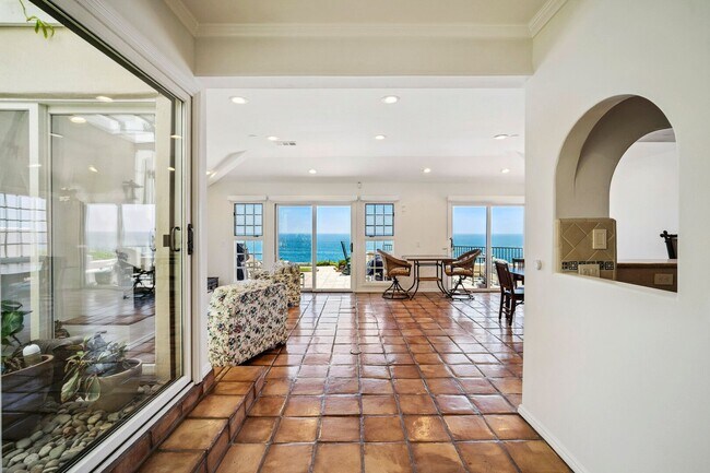 Building Photo - Dream home Located on the Bluff of Southwe...