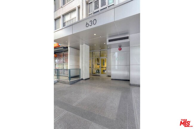 Building Photo - 630 W 6th St-406-406